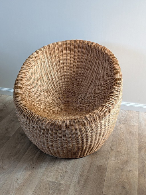 Fauteuil lounge « Nid d’oiseau » en rotin, style milieu du XXe siècle – Attribué à Isamu Kenmochi (années 1960)