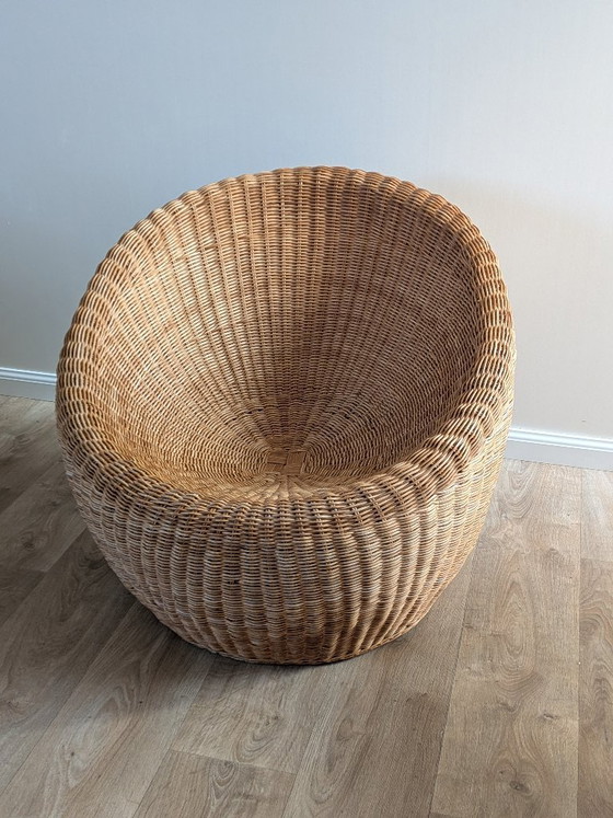 Image 1 of Fauteuil lounge « Nid d’oiseau » en rotin, style milieu du XXe siècle – Attribué à Isamu Kenmochi (années 1960)