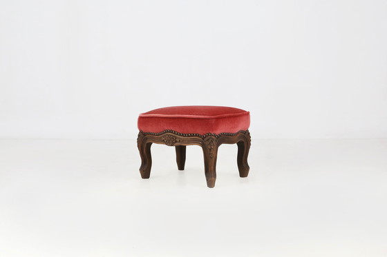 Image 1 of Taburete de pie estilo barroco en madera tallada con tapicería de terciopelo coral