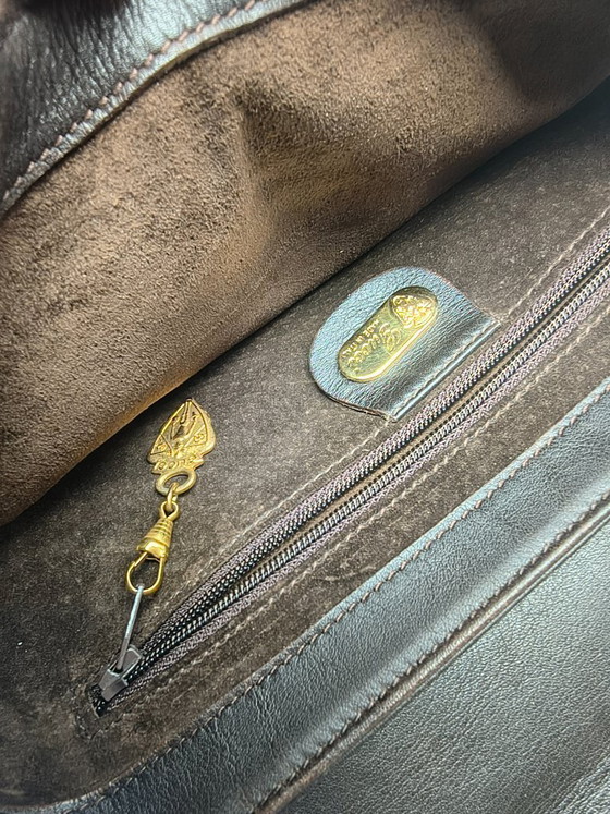 Image 1 of Rara borsa a tracolla vintage Gucci in pelle scamosciata e pelle con catena GG dorata e ciondolo con stemma – Made in Italy