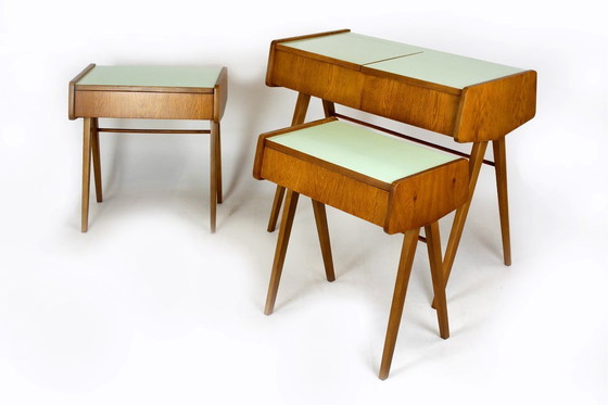 Image 1 of Tables de chevet restaurées de style Mid-Century avec coiffeuse, Tchécoslovaquie, années 1960, ensemble de 3