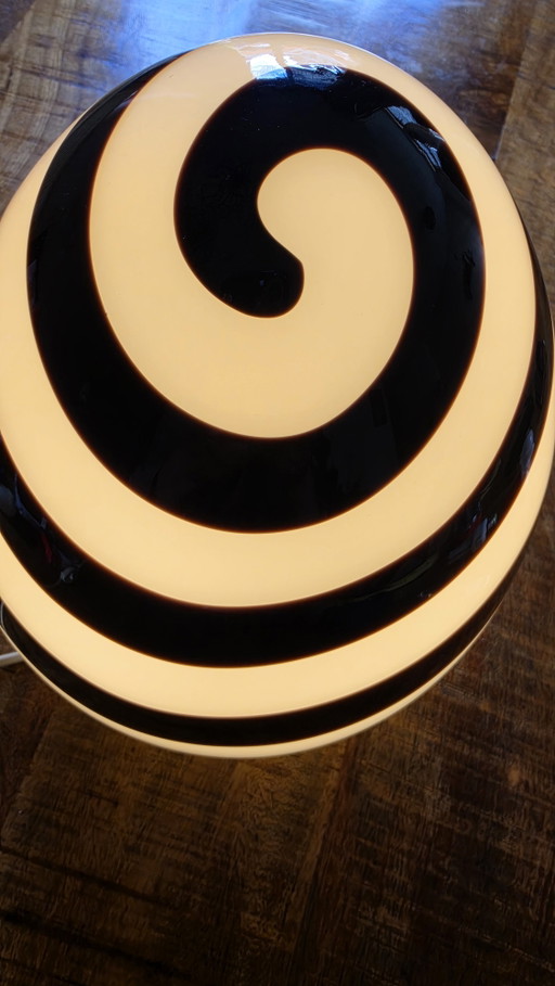 Lampada da tavolo di design 'Spiral Egg' – Vetro opalino – Vintage ILU