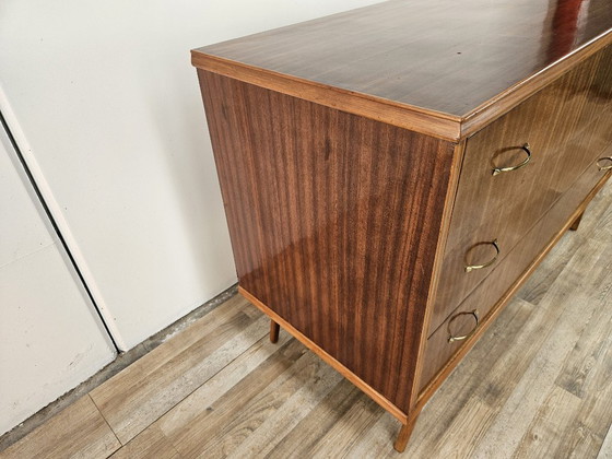 Image 1 of Commode des années 1950 recouverte de noyer avec poignées en laiton