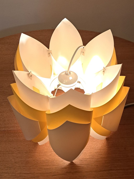 Image 1 of Lampada a sospensione vintage in plastica – Stile Mid-Century – Bianco/Giallo – 34 cm di altezza, 30 cm Ø