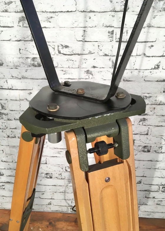 Image 1 of Gran foco industrial negro sobre trípode de madera, década de 1960