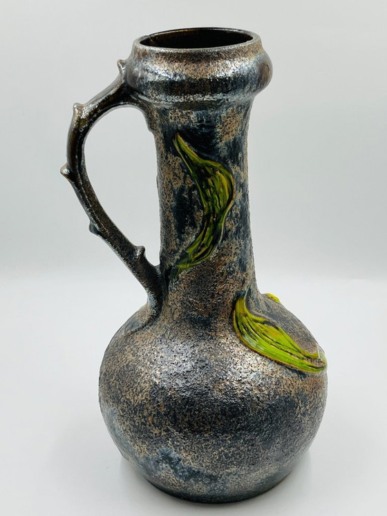 Image 1 of Grande vaso vintage con rilievi floreali.