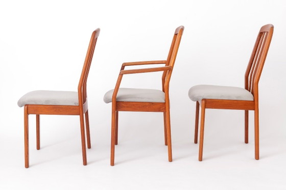 Set van 6 vintage teakhouten eetkamerstoelen van Dyrlund, 2 fauteuils en 4 stoelen zonder armleuningen, Deens (photo 3 of 8)