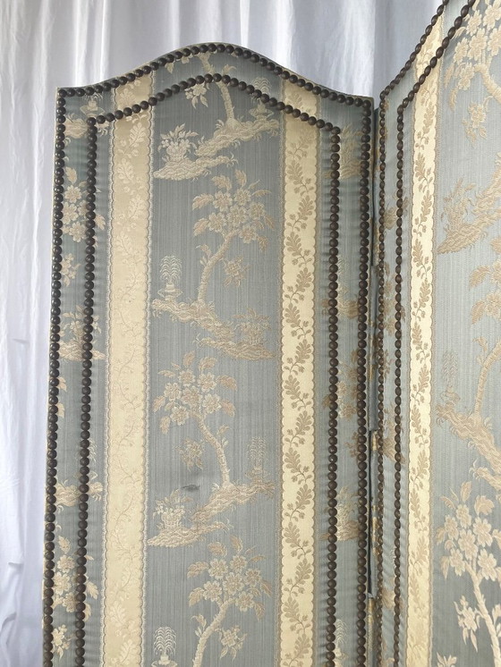 Image 1 of Biombo antiguo de estilo chinoiserie, principios del siglo XX, realizado en seda damasco.