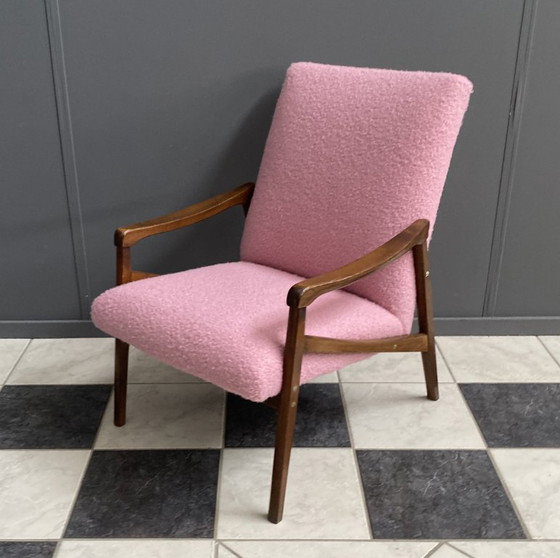 Roze Fauteuil van Jiri Jiroutek jaren 60 opnieuw bekleed in Bouclé Roze – Textile, Wood, Vintage (photo 14 of 14)