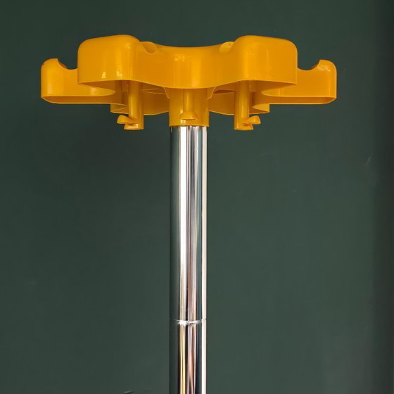Image 1 of Porte-manteau Velca VIP – conçu par Roberto Lucchi et Paolo Orlandini – Italie, années 1970. Jaune et chromé.