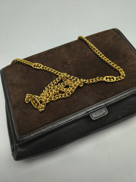 Image 1 of Rara borsa a tracolla vintage Gucci in pelle scamosciata e pelle con catena GG dorata e ciondolo con stemma – Made in Italy