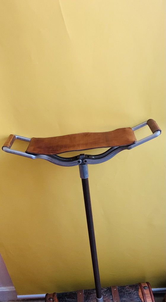 Sedile a Bastone Antico, Cuoio Goffrato Intrecciato e Rivetti in Ottone – Oggetti decorativi, Wood, Leather (photo 12 of 15)