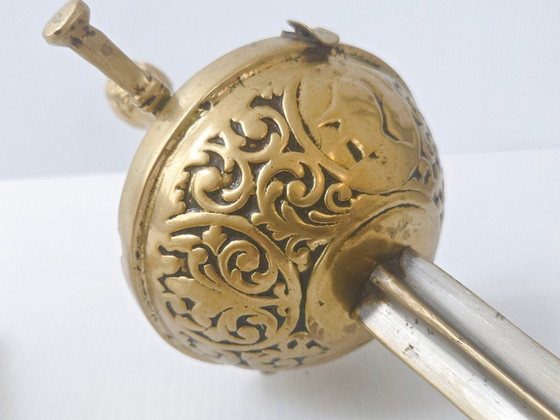 Image 1 of Posacenere vintage anni '70 a forma di spada, in ottone e bronzo dorato.