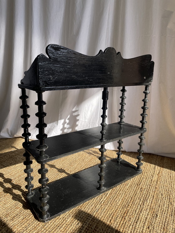 Image 1 of Vintage gedraaide houten volkskunst spoelhouder