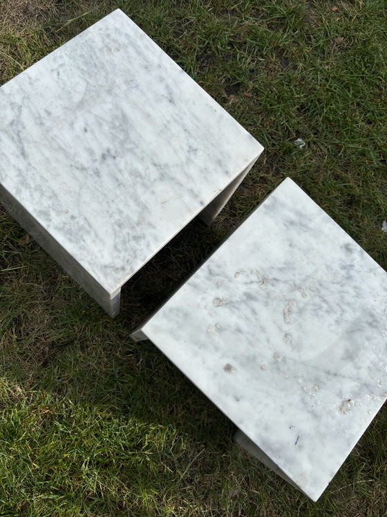 Image 1 of Ensemble de 2 tables d'appoint en marbre blanc en forme de U, design cubique