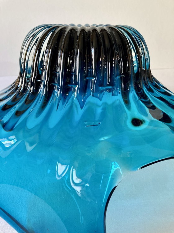Image 1 of Grande fruttiera in vetro soffiato blu.