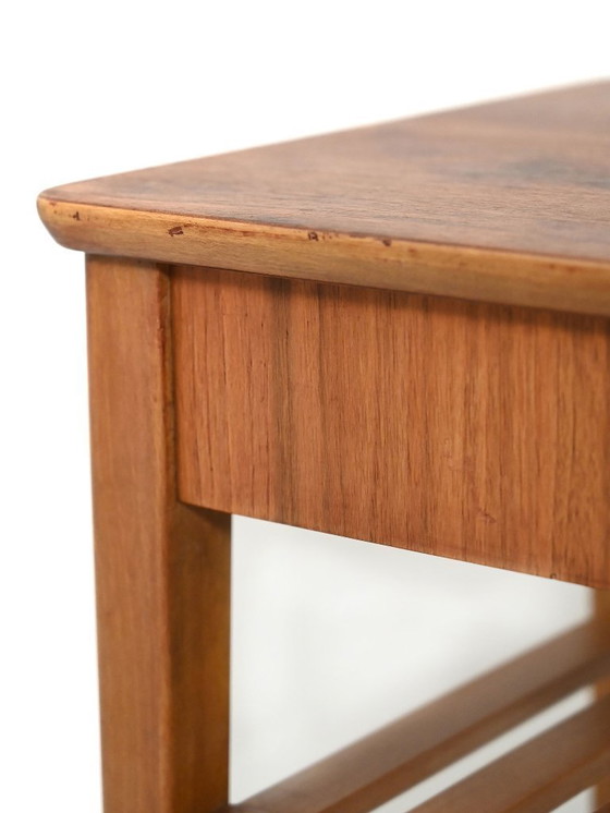 Image 1 of Mesita de noche escandinava con estante de listones