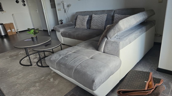Image 1 of Sofá esquinero moderno blanco/gris con aspecto de piel y tela.