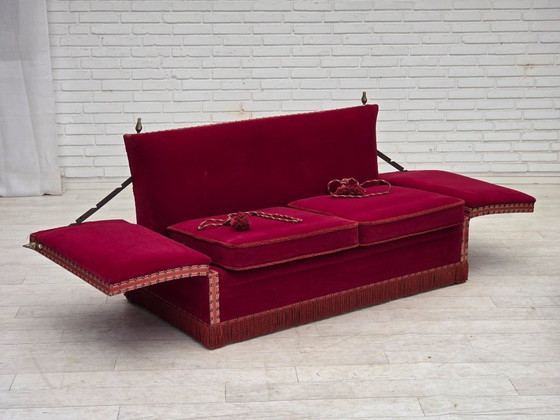 Image 1 of Canapé danois 2 places à accoudoirs rabattables « espagnol » des années 1970, revêtement en velours rouge.