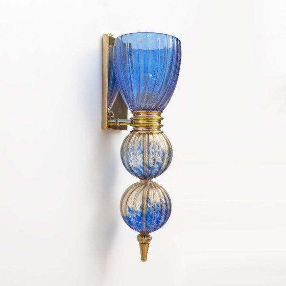 Image 1 of Een paar blauwe wandlampen van Murano-glas met goudstofaccenten.