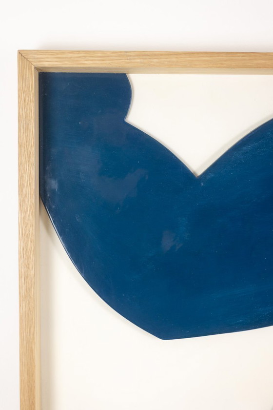 Image 1 of „Die Zwillinge“. Flachrelief aus blau lackiertem Holz. Zeitgenössisch.