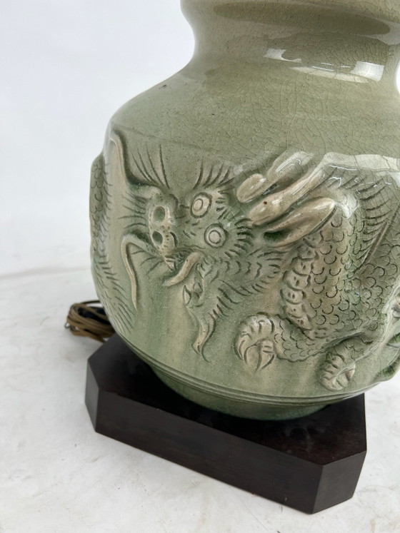 Lampe de table vintage chinoise en céladon, pot à gingembre avec relief de dragon, Céramique, Métal, Noir (photo 5 sur 6)