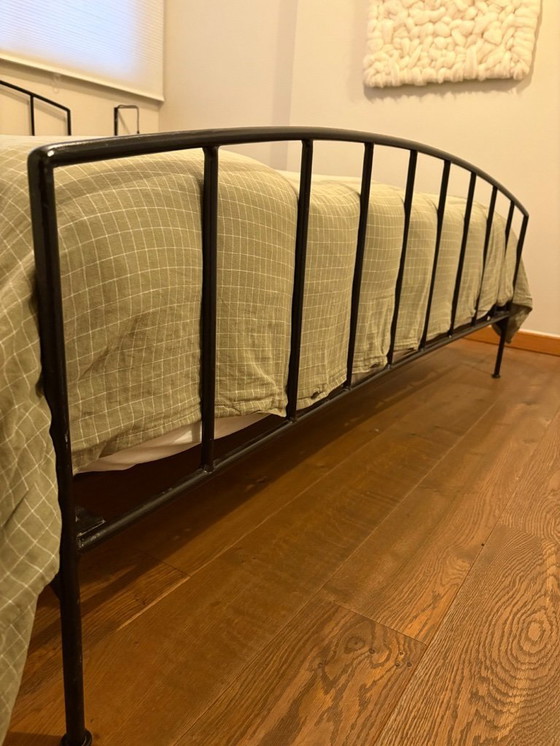 Image 1 of HABITAT Bettgestell aus schwarzem Eisen mit Lattenrost. 160 x 200 cm