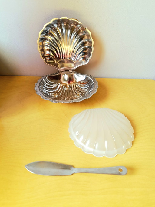 Muschelförmige Butterdose und Edelstahlmesser