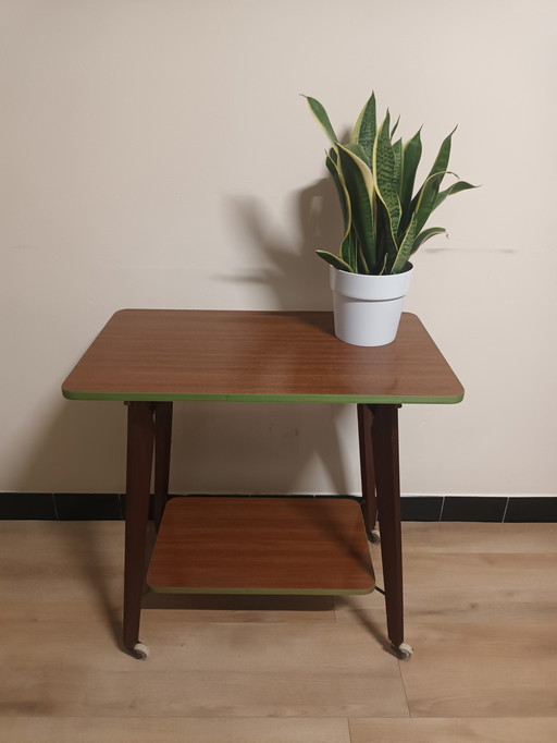 Mesa auxiliar retro con ruedas