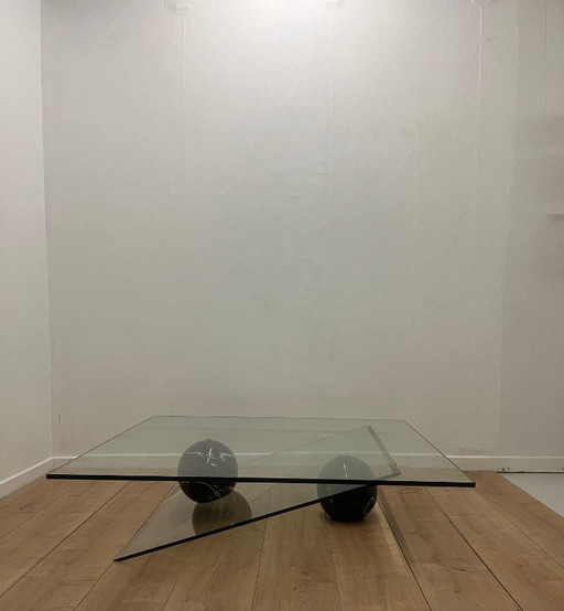 Roche Bobois asymmetrischer Couchtisch aus Glas und Marmor, 1980/90