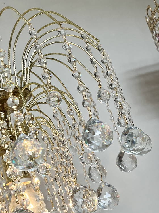 Image 1 of Lustre en cristal Swarovski strass de grande taille, orné de strass Swarovski.