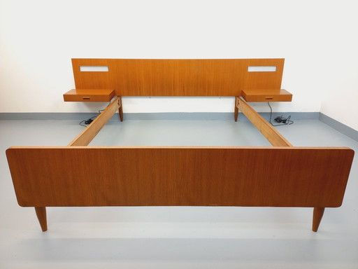 Lit double vintage style scandinave en teck des années 60 avec chevets suspendues et lampes intégrées