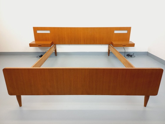 Image 1 of Lit double vintage style scandinave en teck des années 60 avec chevets suspendues et lampes intégrées