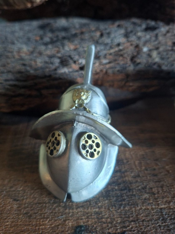 Image 1 of Oggetti da collezione: replica 3D di un'armatura medievale e 3 elmi storici in metallo in miniatura - decorazione da collezione.