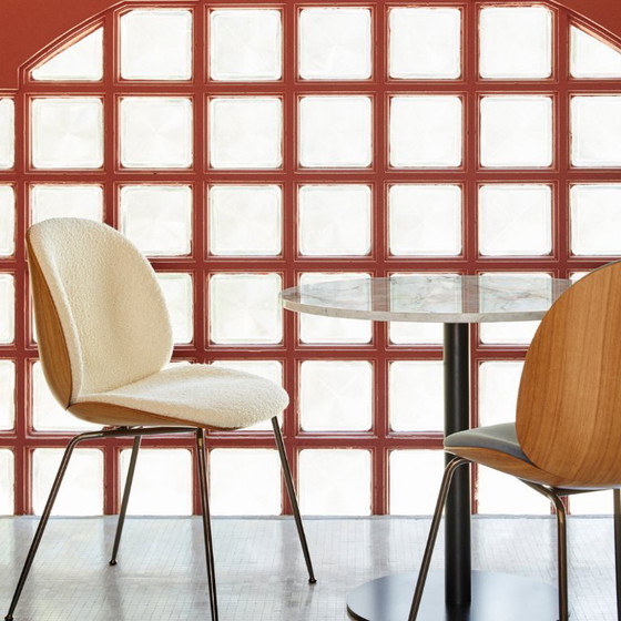 Image 1 of Sedia Gubi Beetle in rovere / Mumble 40, base cromata nera