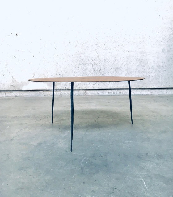 Image 1 of Mesa de centro de diseño moderno, delgada, de metal con tablero chapado en madera.