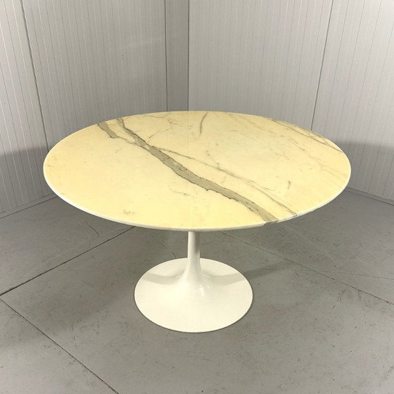 Image 1 of Round marble dining table with tulip-shaped base 1960s