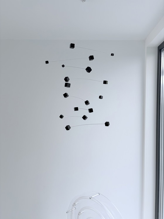 Image 1 of Mobile cinetico artistico – blocchi di legno neri – design moderno – 55 × 50 cm
