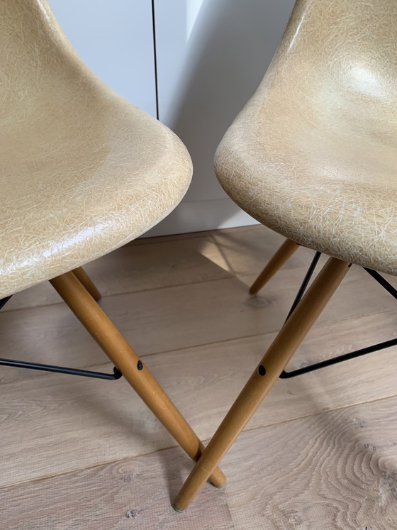 Image 1 of 2 sedie laterali vintage Eames Miller DSW in fibra di vetro color ocra chiaro