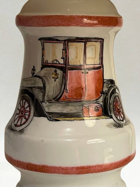 Image 1 of Lampe en porcelaine de Limoges peinte à la main – Décor automobile ancien – Abat-jour à franges