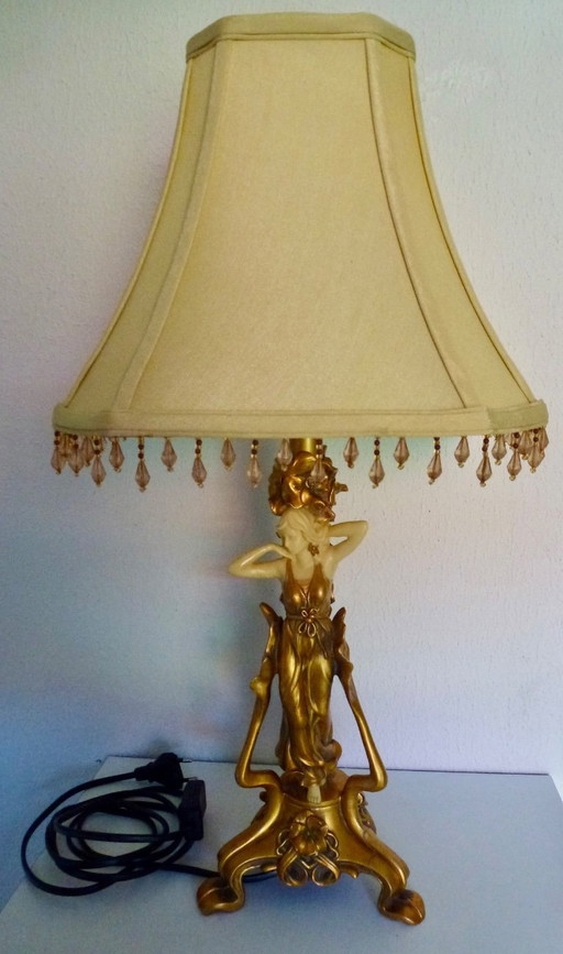 Beautiful Art Deco (style) floor lamp with striking lampshade.