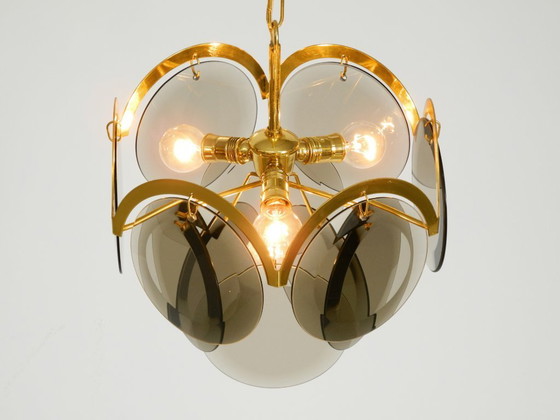 Image 1 of Bellissimo lampadario da soffitto originale degli anni '60 in ottone di grandi dimensioni con ampie piastre di vetro rotonde.