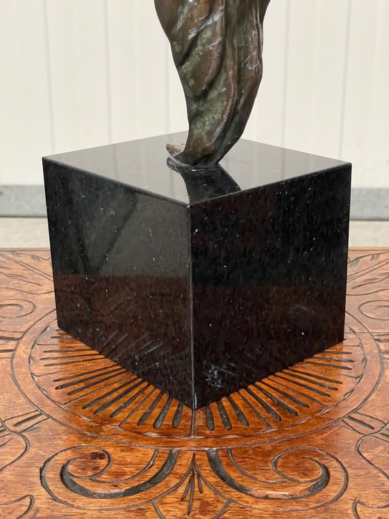 Image 1 of Une sculpture en bronze exceptionnelle représentant un homme asiatique