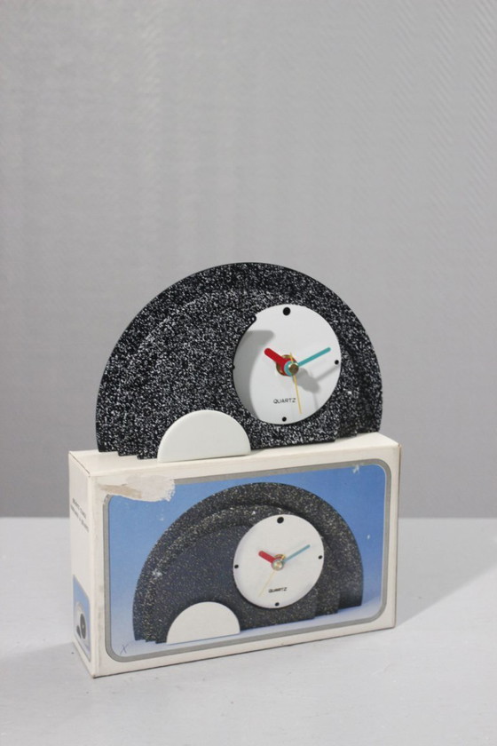 Image 1 of Pendule post-moderne 1980s design Memphis Milano neuve en boîte