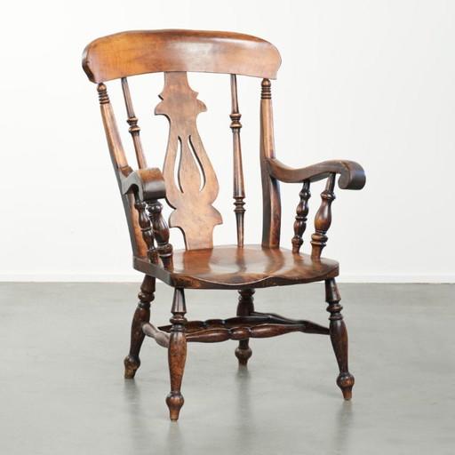 Antica sedia Windsor inglese in legno con fusi, caratterizzata da una splendida combinazione di colori, risalente all'inizio del
