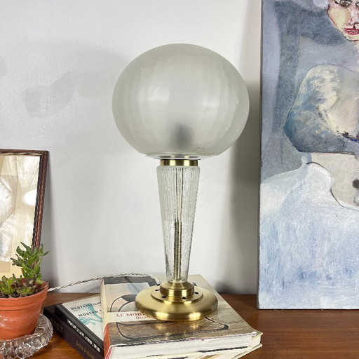Grande lampada da tavolo con globo e base in vetro craquelé, piedistallo in ottone