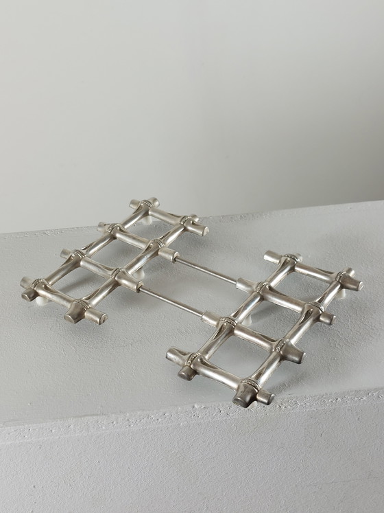 Image 1 of Sottobicchiere allungabile in stile vintage metà secolo, in metallo, con decorazioni in bambù.