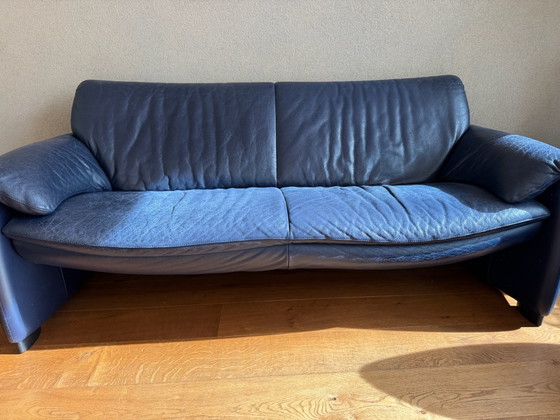 Two comfortable and stylish dark blue leather Leolux Bora sofas. These sofas are in good condition, 2 seaters (photo 4 of 5)