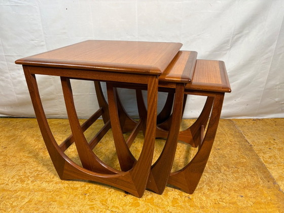 Ensemble de tables gigognes en teck style rétro vintage des années 50, signé G Plan (1960). Cet ensemble de (photo 8 of 12)