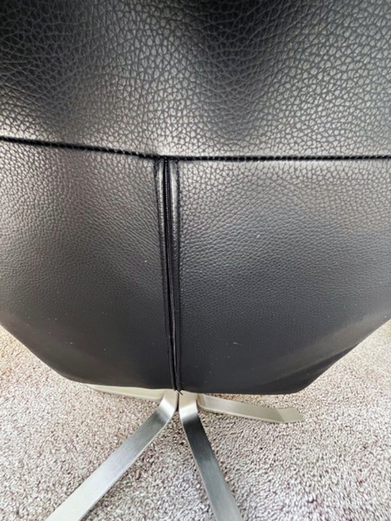 Sillón giratorio Djenne del diseñador Gerard van den Berg. – Design on Stock, Sillones, Leather, Metal (photo 4 of 5)